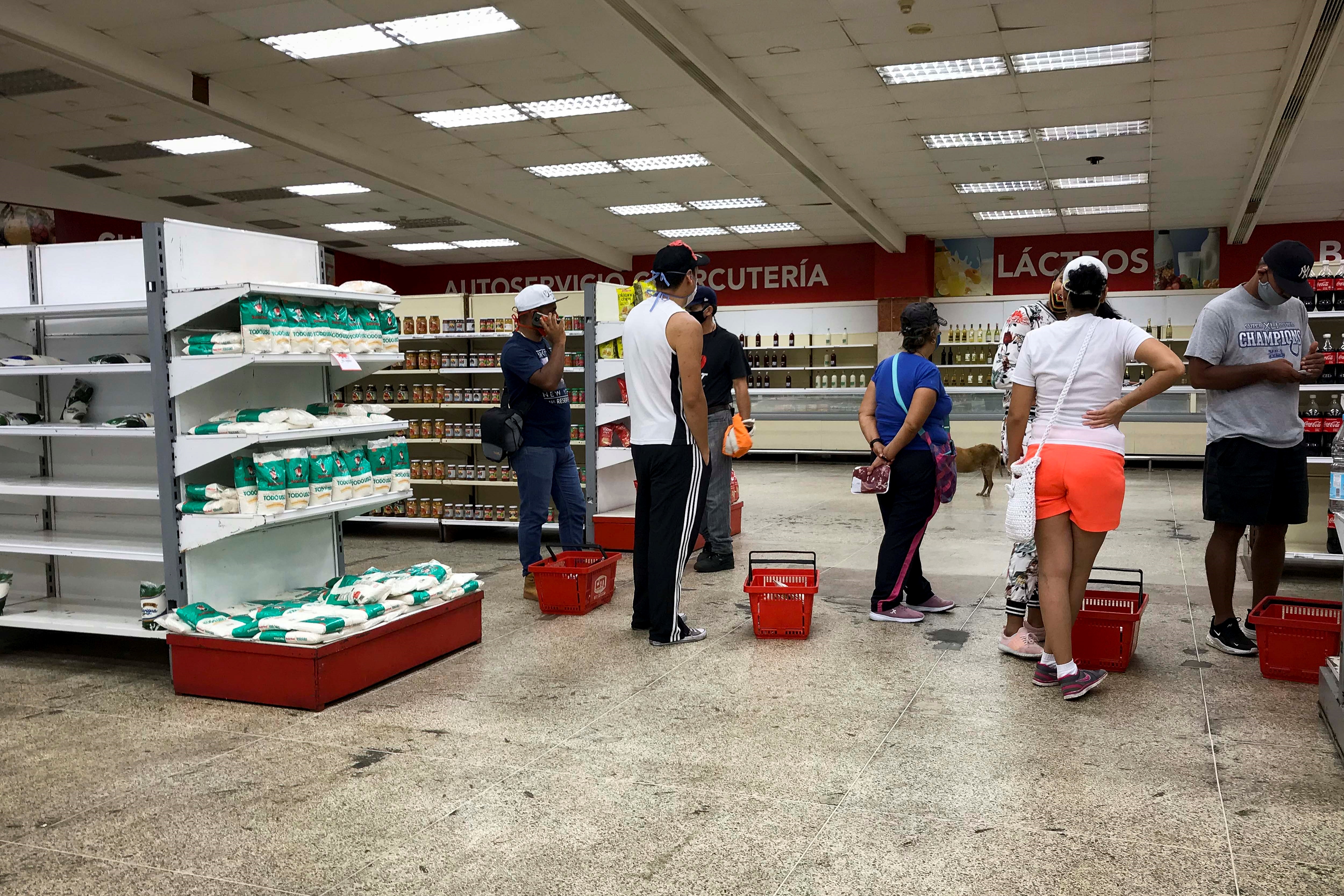Un venezolano tiene que trabajar más de siete meses para comprar ocho alimentos