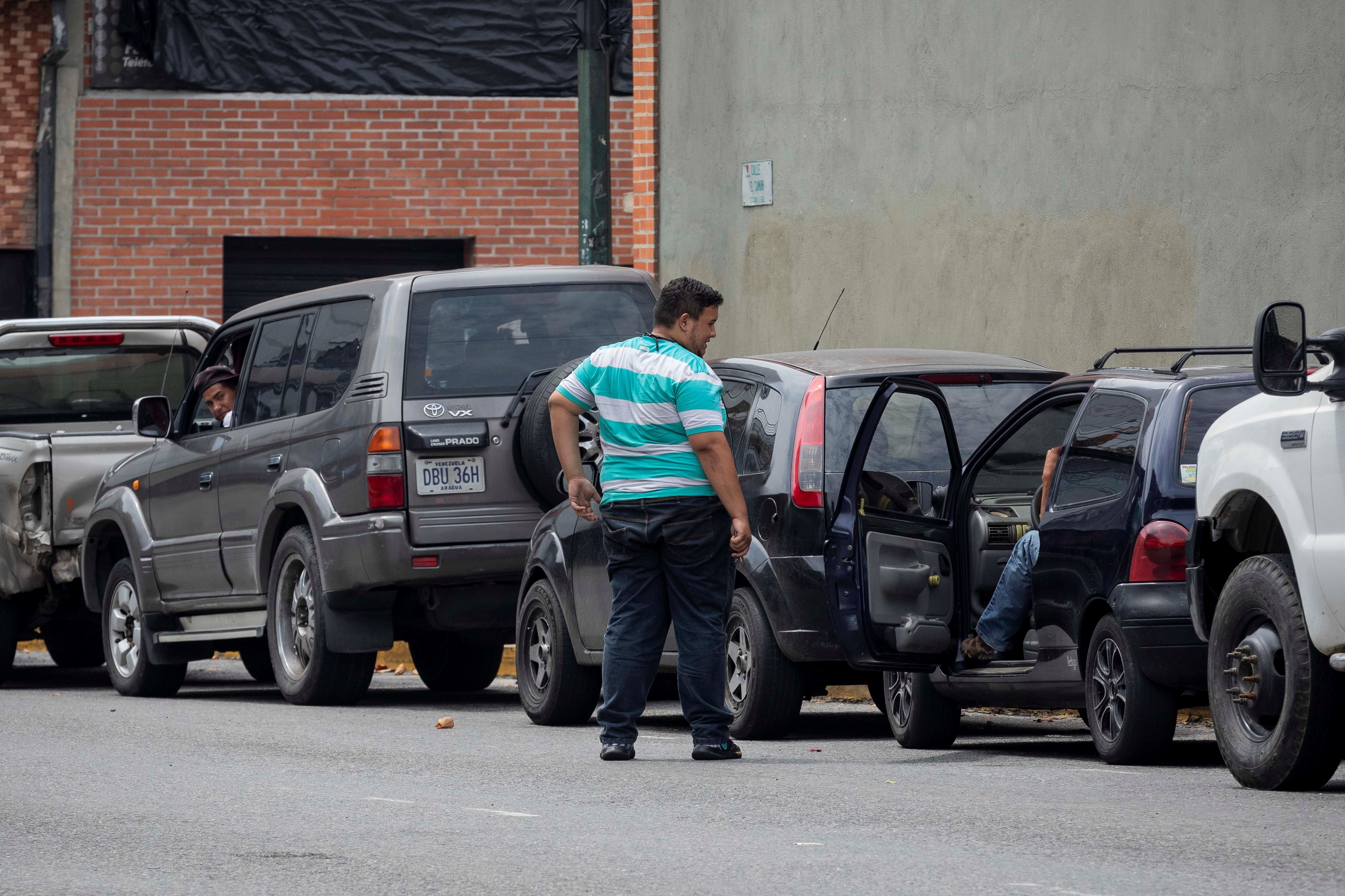 Colas para gasolina son un foco de contagio del Covid-19 en Venezuela