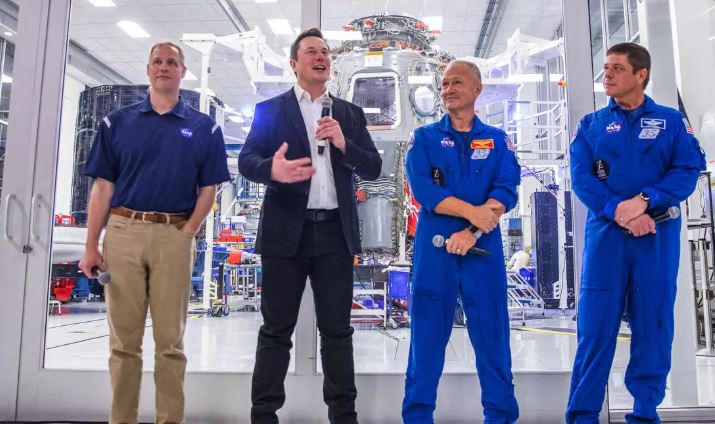 Astronautas llegaron a Florida a una semana del primer vuelo tripulado por la Nasa y SpaceX