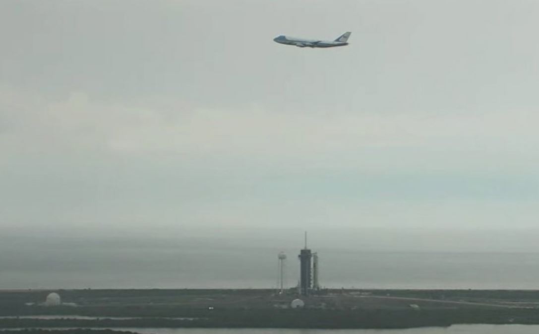 El Air Force One, con Trump a bordo, sobrevuela la plataforma de lanzamiento de la Nasa (FOTO)