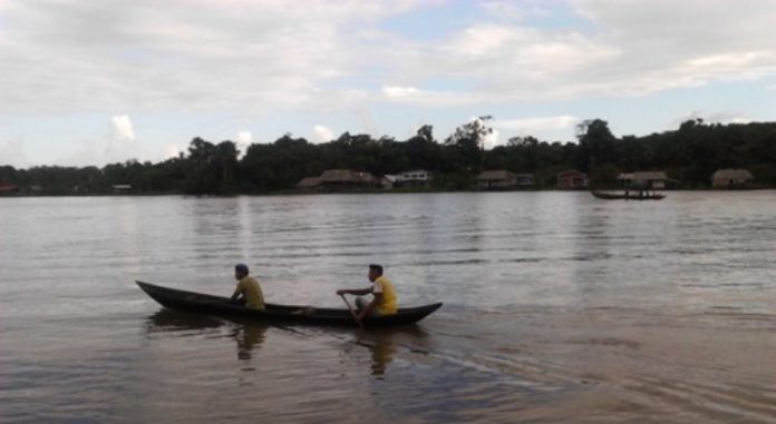 Waraos huyen del coronavirus regresando a los caños del Orinoco