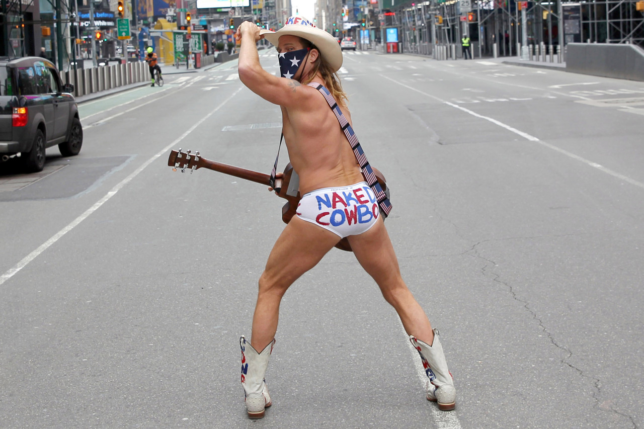 Vaquero desnudo protagoniza persecución de manifestantes en Nueva York