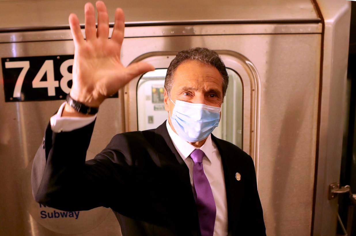 El gobernador Cuomo viaja en metro para trabajar el primer día de la reapertura de Nueva York