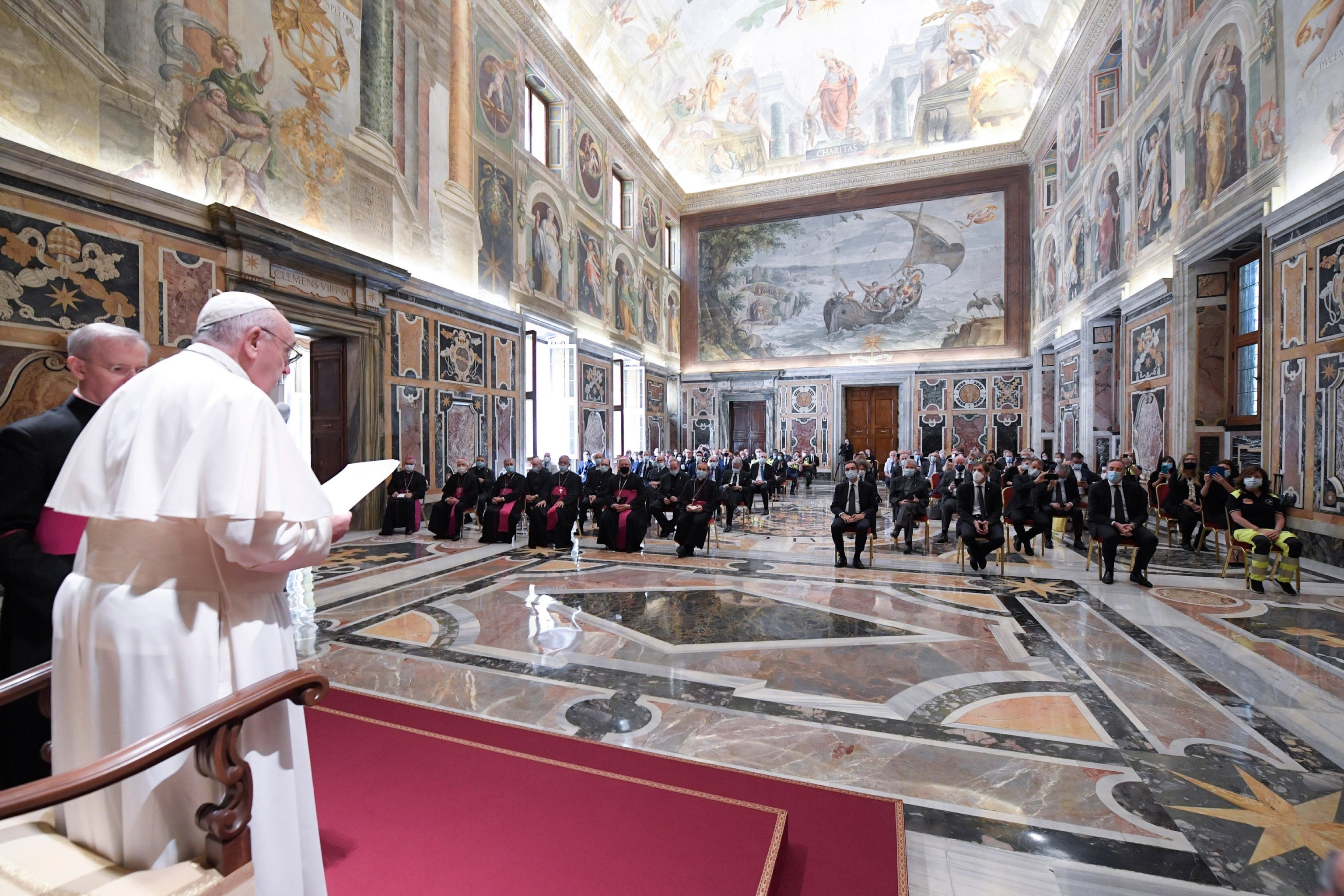 El papa Francisco elogia al personal sanitario, “ángeles” al lado de enfermos