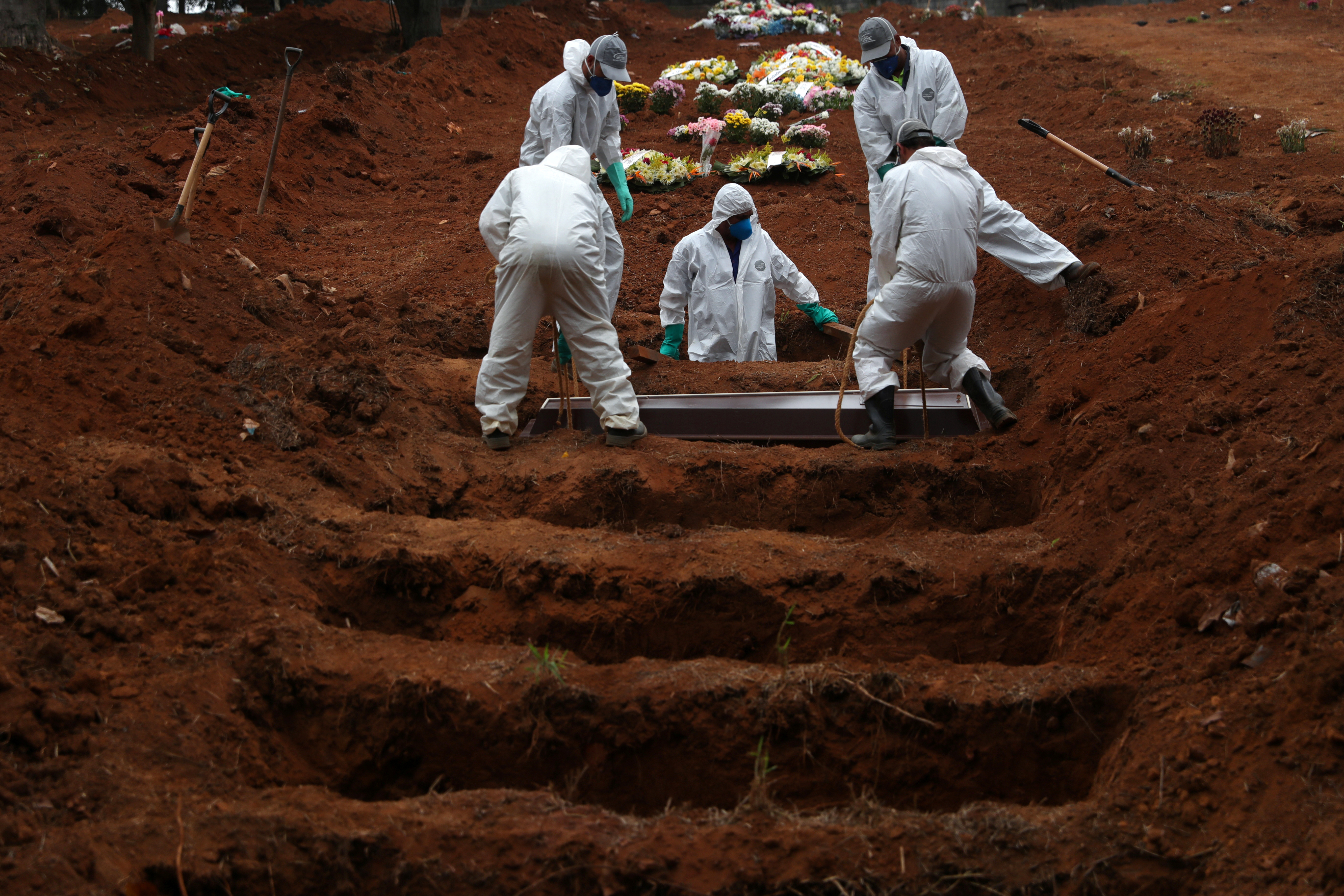 La pandemia no detiene su acecho en Brasil con 587 nuevas muertes