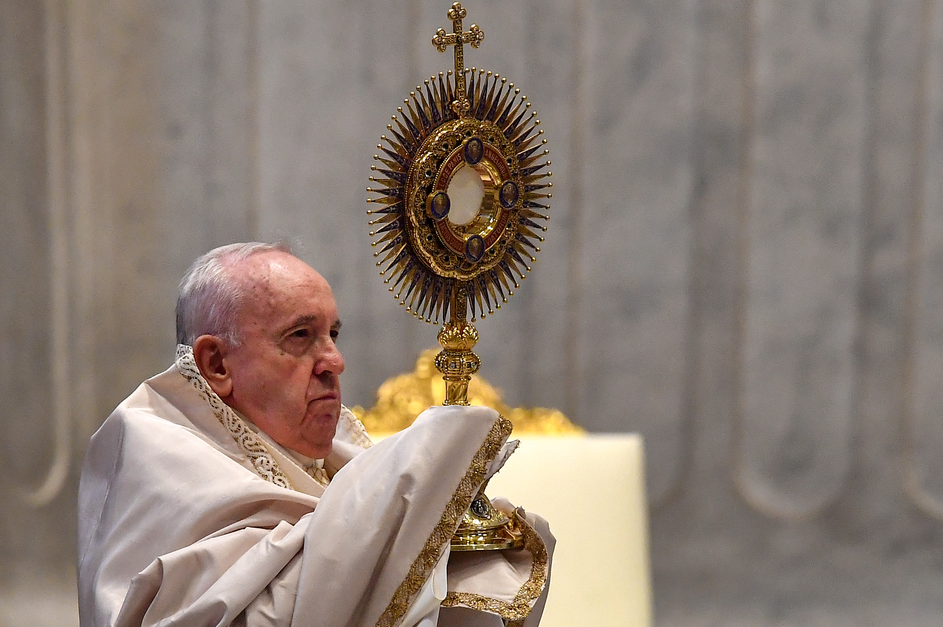 El papa Francisco urge a construir auténticas cadenas de solidaridad, en misa de Corpus