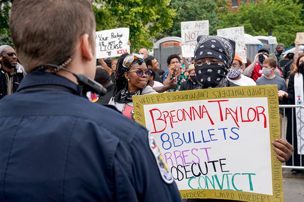 Disparan a dos policías durante las protestas de Louisville tras el fallo sobre Breonna Taylor