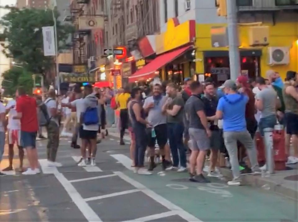 Cuomo advierte que cerrará locales de NYC que no hagan respetar el distanciamiento social