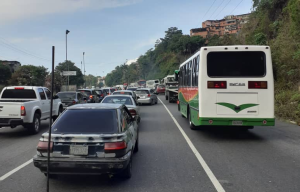 Alcabala de la GNB genera retraso en la autopista Caracas-La Guaira #12Jun
