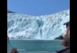 Graban cómo un fragmento de glaciar del tamaño de un edificio cae al agua y provoca una fuerte ola (Video)