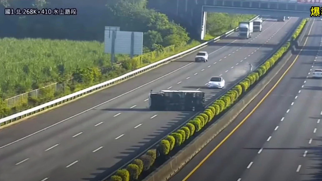 EN VIDEO: Piloto automático de un Tesla no vio a un camión volcado en medio de la vía y el resultado es inminente