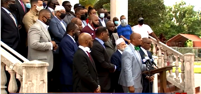 Líderes comunitarios y religiosos realizan caravanas por la paz en Miami