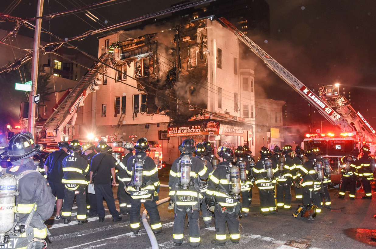 Al menos 14 heridos tras incendio de 2 horas en edificio de El Bronx