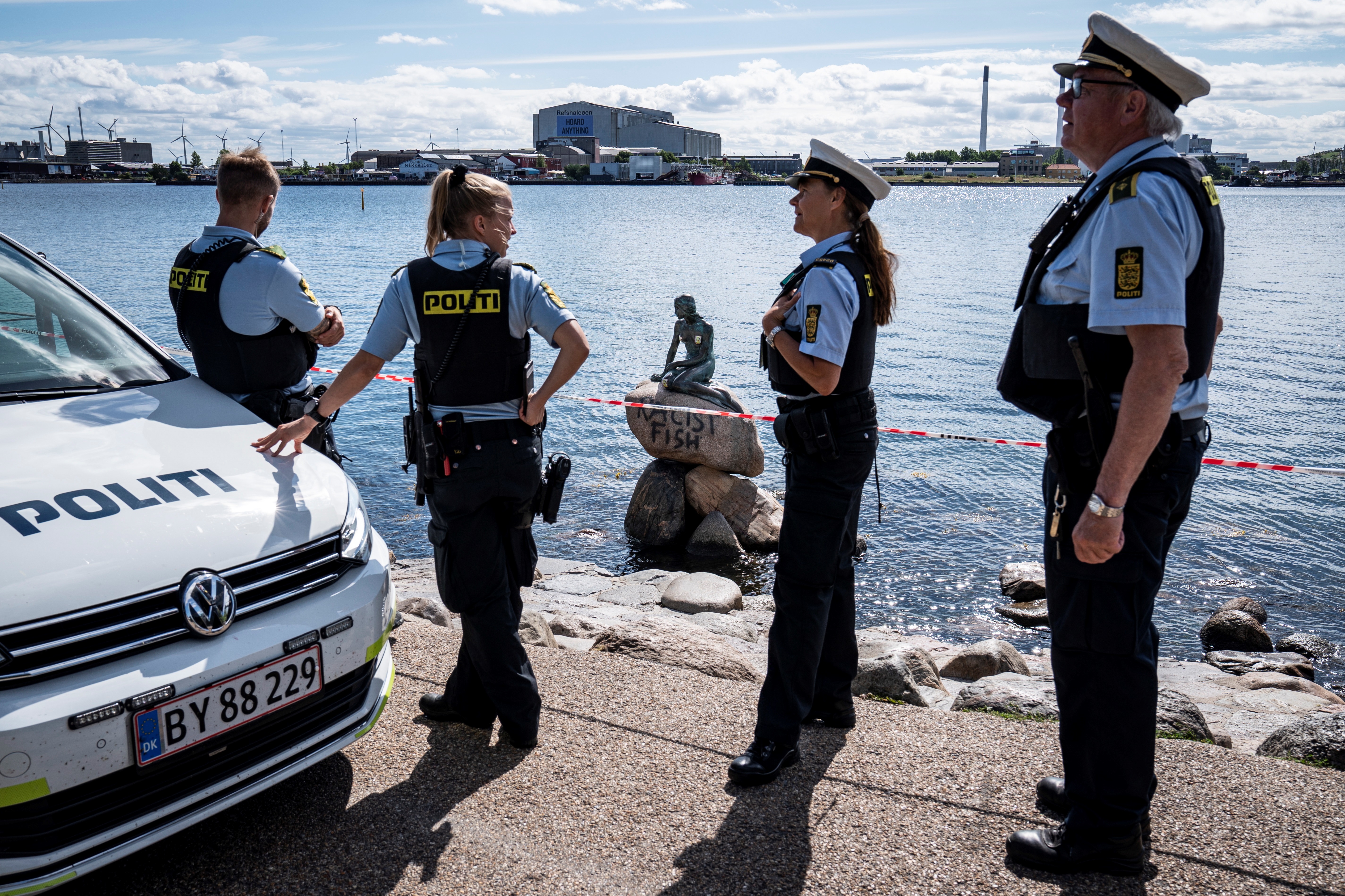 Vándalos atacaron la estatua de la Sirenita de Copenhague dejando un “contundente” mensaje (FOTOS)