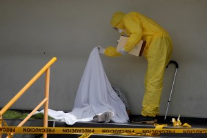 Un hombre murió por coronavirus frente a una clínica en San Salvador (Fotos)