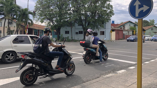 Ecuador prohíbe que dos hombres viajen en moto para reducir delitos