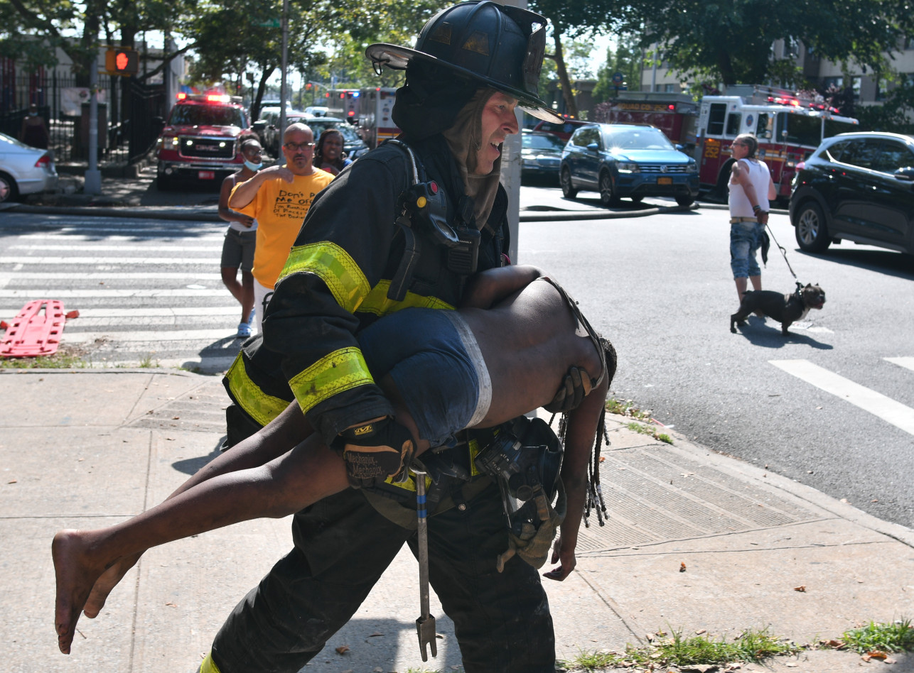 Los bomberos de New York rescatan a cuatro personas de Brooklyn