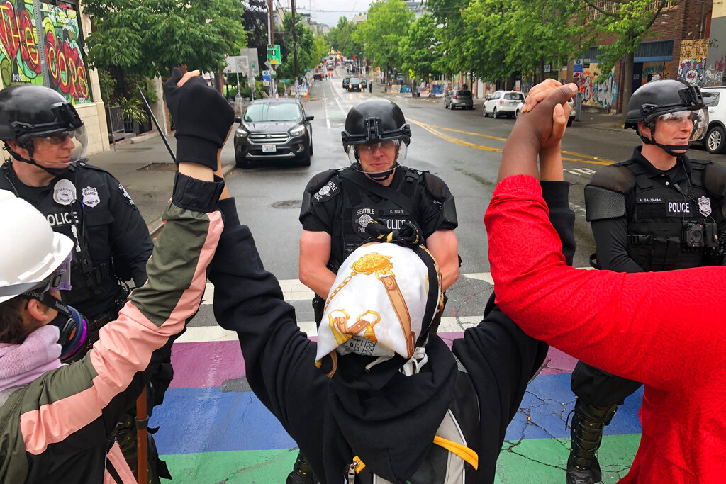 Decenas de arrestos en Seattle luego de desmantelar zona libre de Policía (Videos)