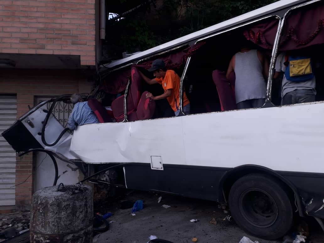 Suben a tres los muertos tras colisión de autobús contra un edificio en la ruta Monterrey-Baruta #24Jul (FOTOS)