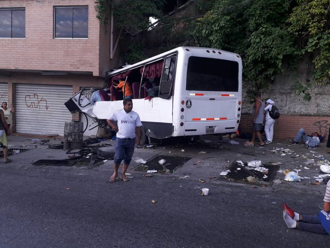 Autobús se estrelló contra edificio en la ruta Monterrey-Baruta; se reportan heridos #24Jul (FOTOS)