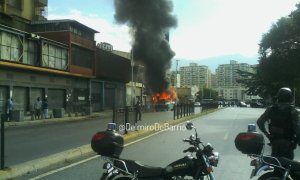 Reportan incendio de un vehículo de transporte público en la avenida San Martín #24Jul (FOTOS)