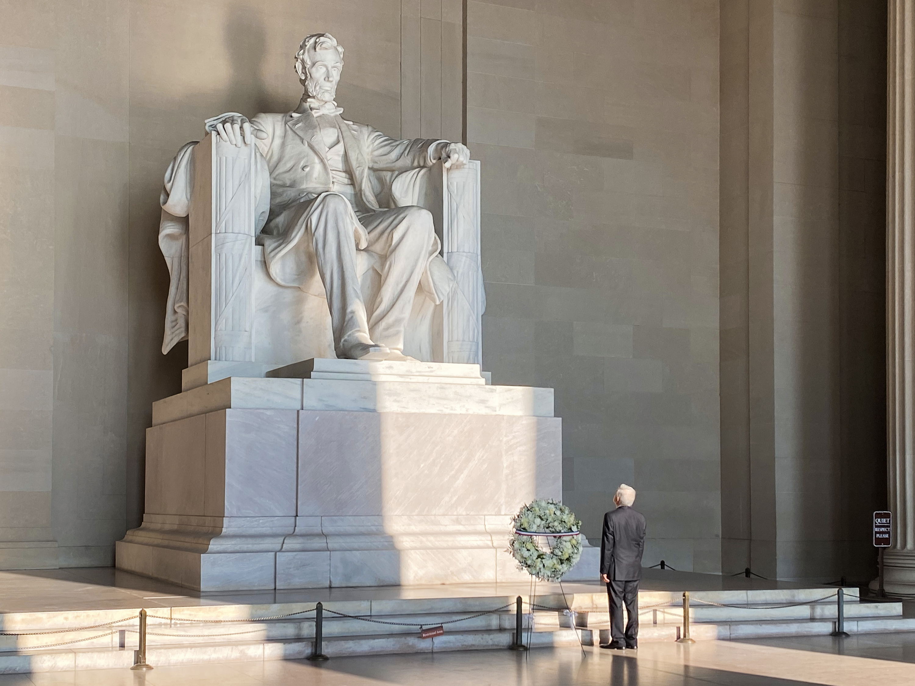 EN FOTOS: López Obrador colocó ofrendas en los monumentos de Abraham Lincoln y Benito Juárez en Washington