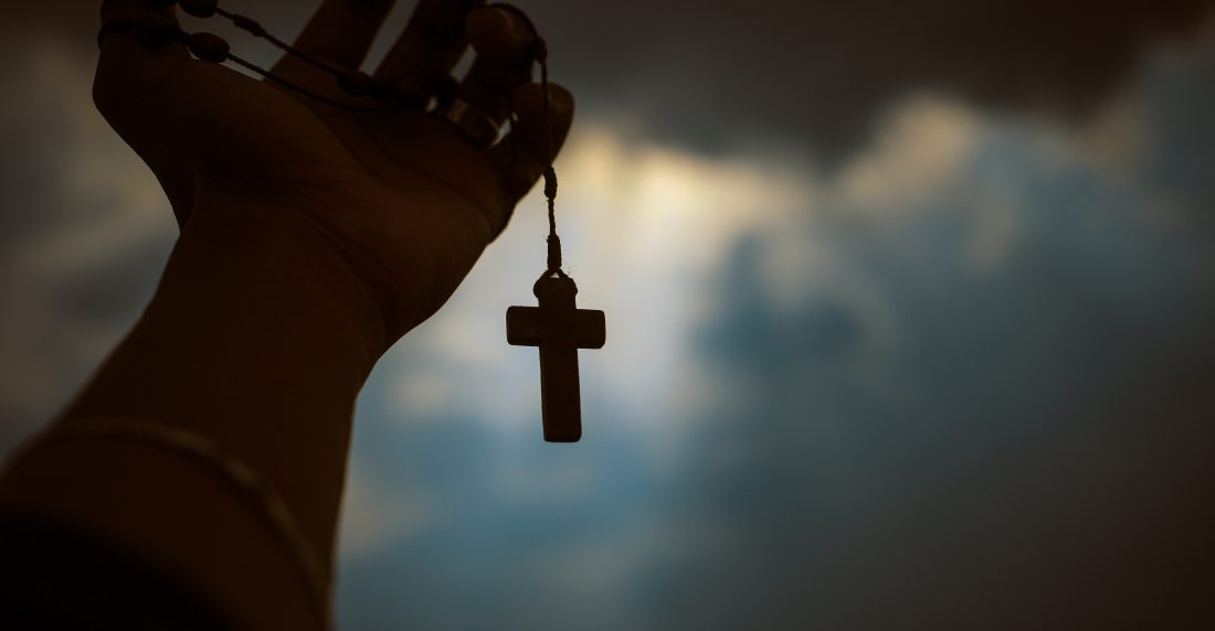 En Venezuela hasta el rezo del rosario se cobra en dólares