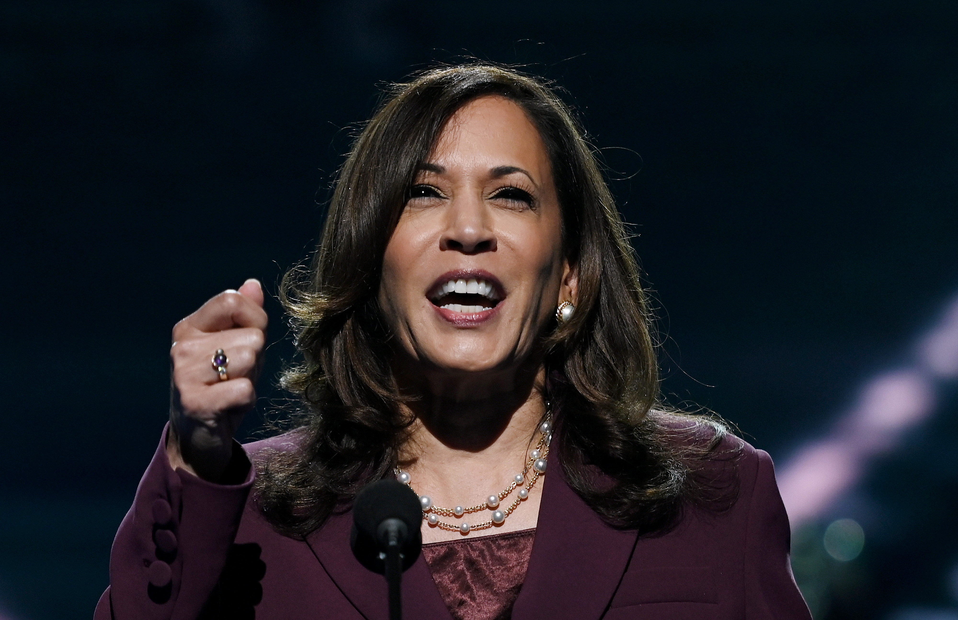 Inmigrantes se manifestaron frente a la casa de Kamala Harris para pedir ayuda