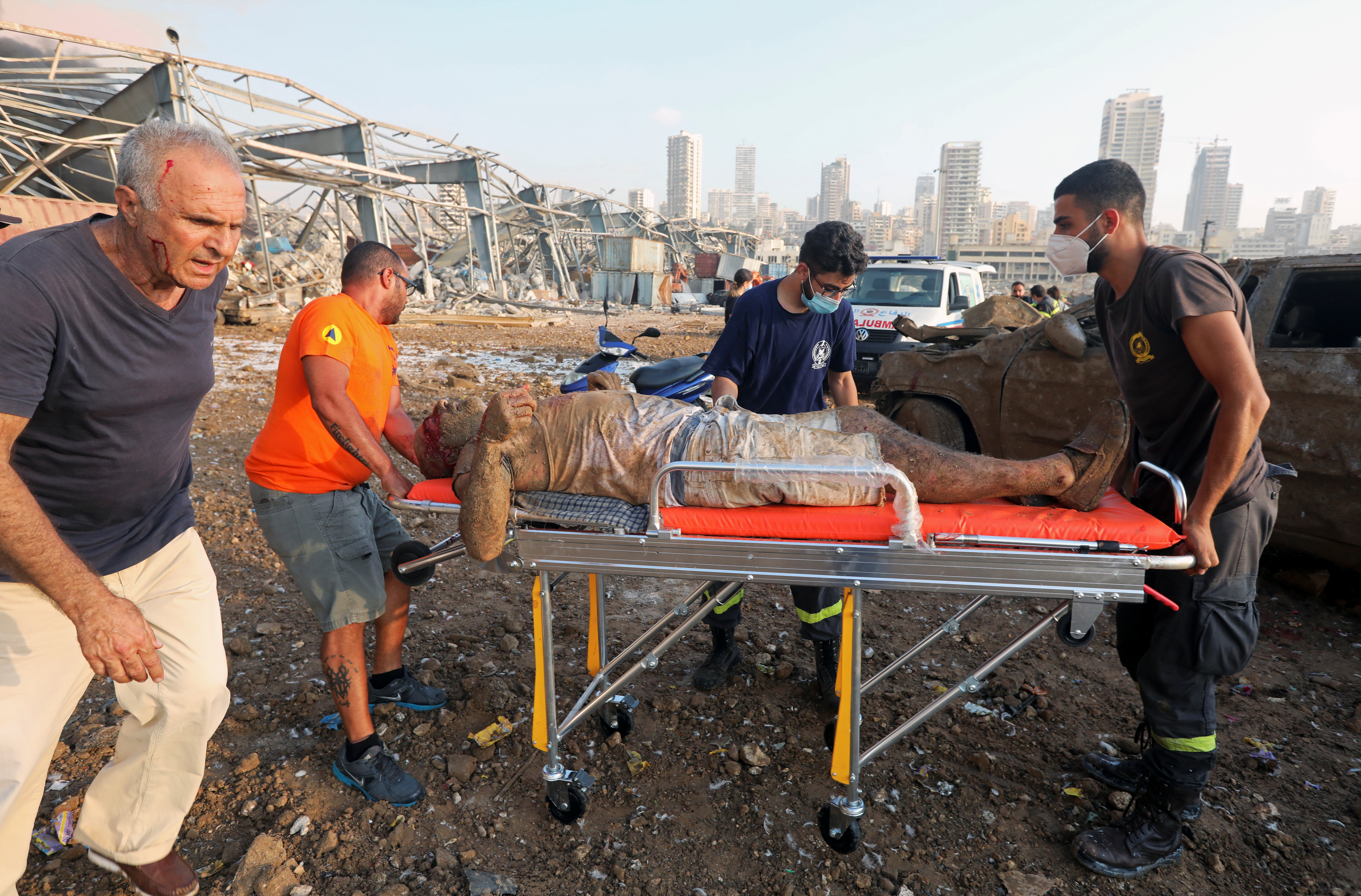 Dramáticas imágenes tras el rescate de un hombre en la explosión de Beirut