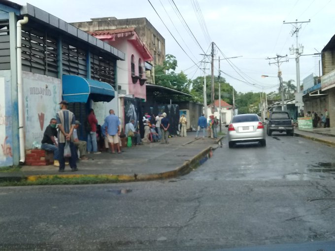 ¡Indignante! Abuelos en Cojedes hacen cola bajo la lluvia para esperar un plato de comida #6Ago (Foto)