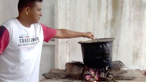 A leña o plástico… cuando cocinar es altamente nocivo a falta de gas en Venezuela
