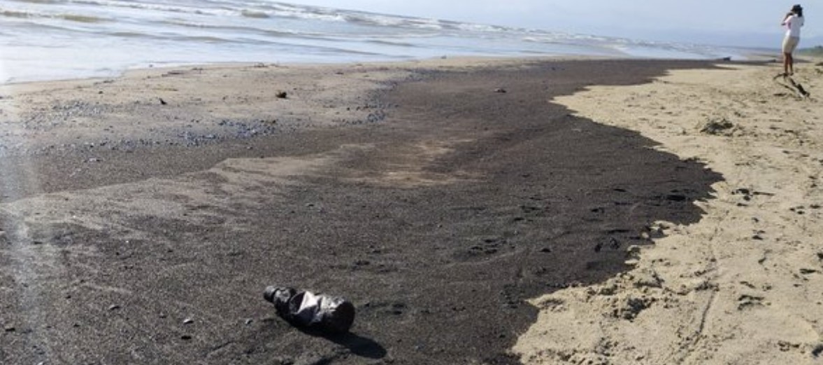 El derrame de petróleo en Falcón y sus secuelas en las playas de Boca de Aroa (FOTOS)