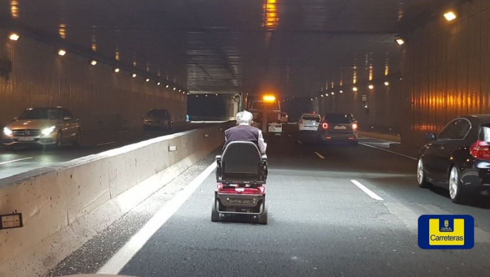 Este aventurero abuelito agarró la autopista con su silla de ruedas y provocó un desastroso tráfico en España (VIDEO)
