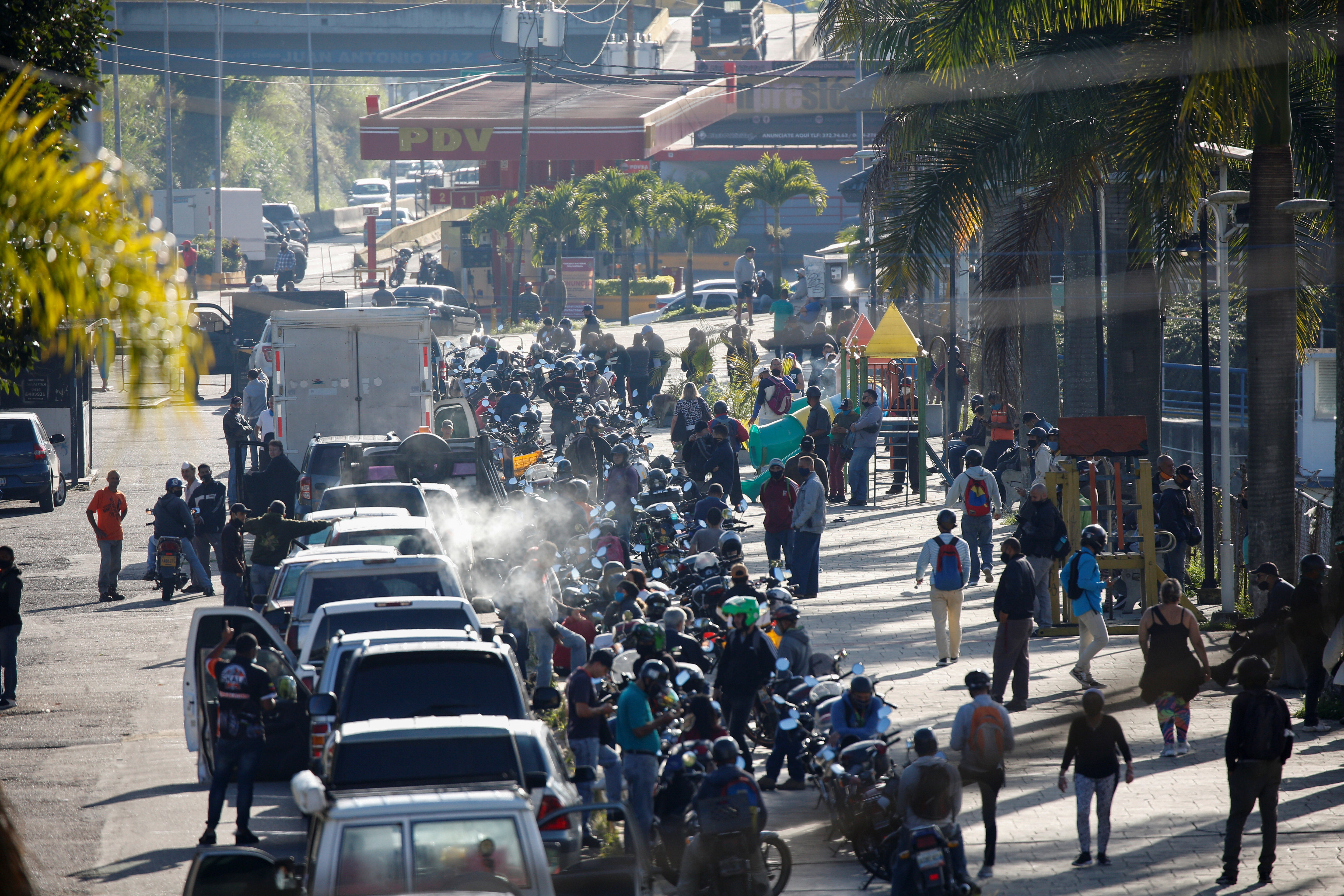 En FOTOS: Abismales colas por gasolina ponen a prueba la indignación de los venezolanos