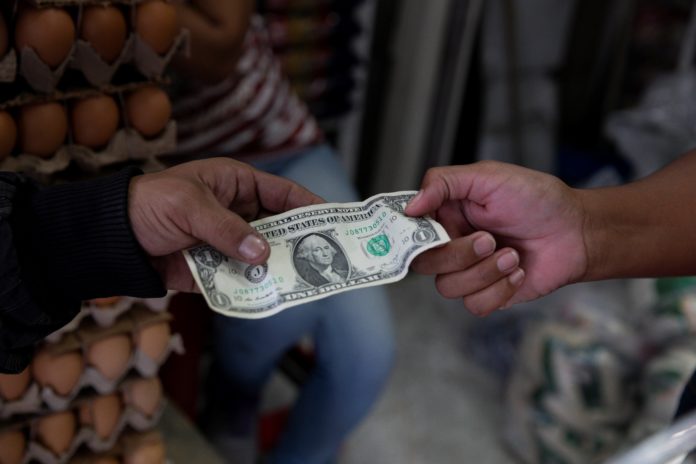 El precio del dólar paralelo en Venezuela supera el millón de bolívares