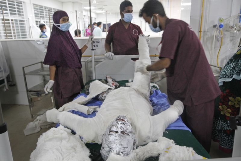 Aumentan a 17 los muertos en explosión de aire acondicionado en Bangladesh