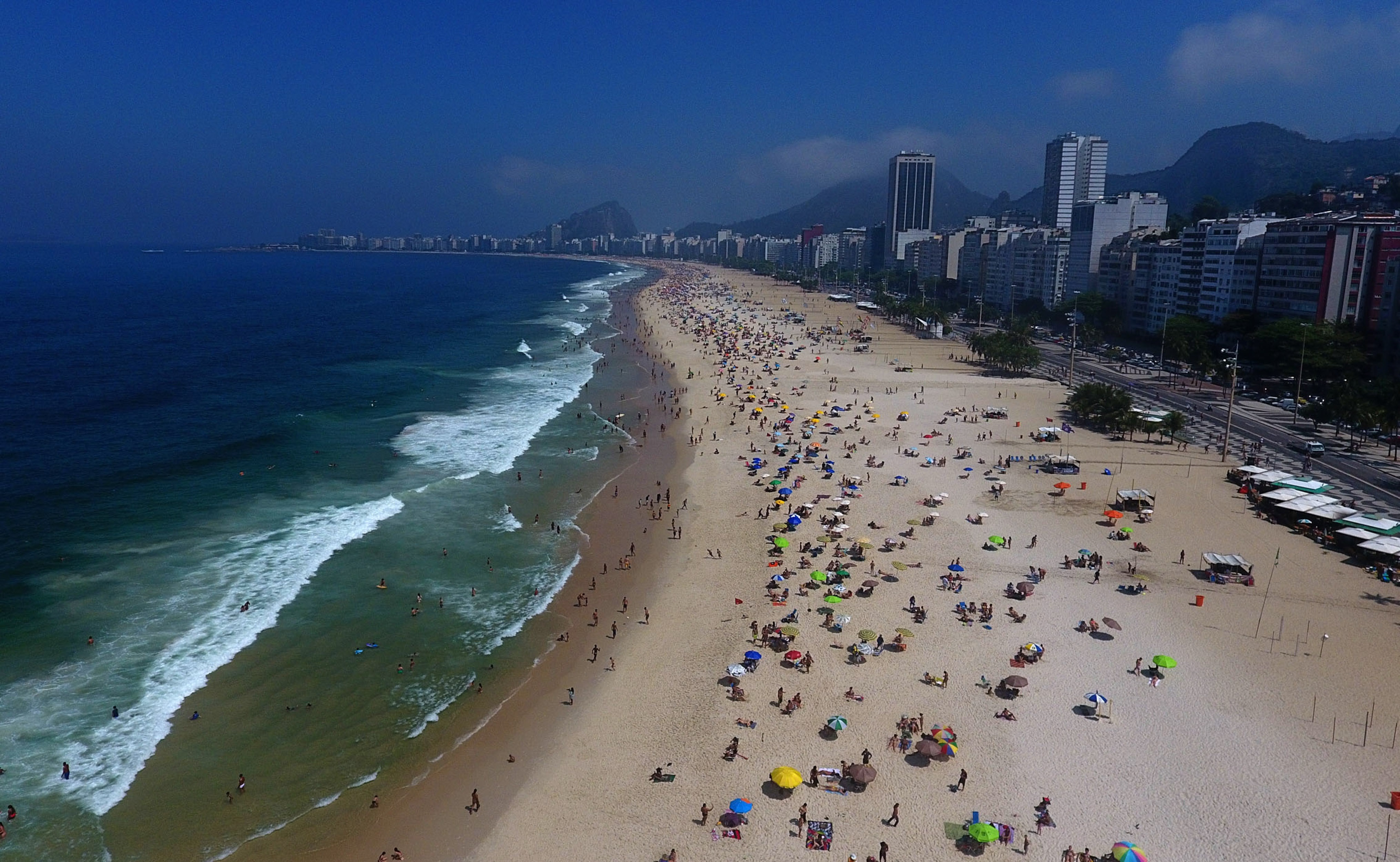 ¡El colmo! Miles de bañistas acudieron a las playas de Río de Janeiro pese a la pandemia (Fotos)