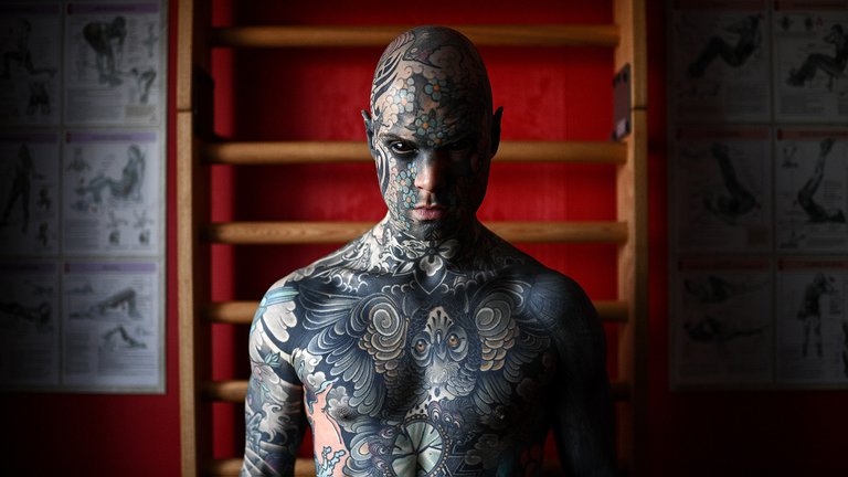 EN FOTOS: El hombre más tatuado de Francia… tiene tinta en la lengua y hasta en las ojos