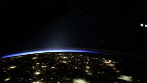 ¿Ovnis? La Estación Espacial Internacional captó unos misteriosos “chorros azules” en el espacio (FOTO)