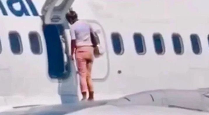 ¡Insólito! Tenía “demasiado calor” y salió a pasear sobre el ala del avión (VIDEO)