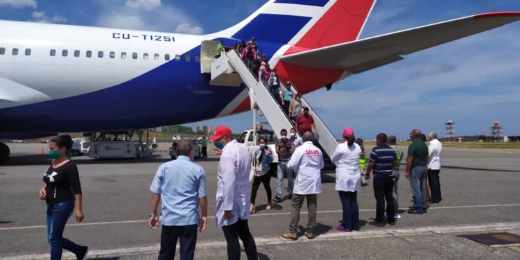 Embajador de Cuba informó que al menos mil presuntos “médicos” llegarán al país antes de diciembre
