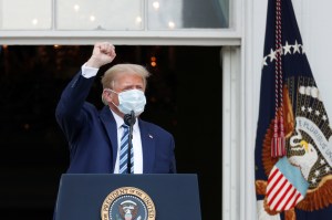 “Me siento genial”, dice Trump a seguidores desde balcón de la Casa Blanca