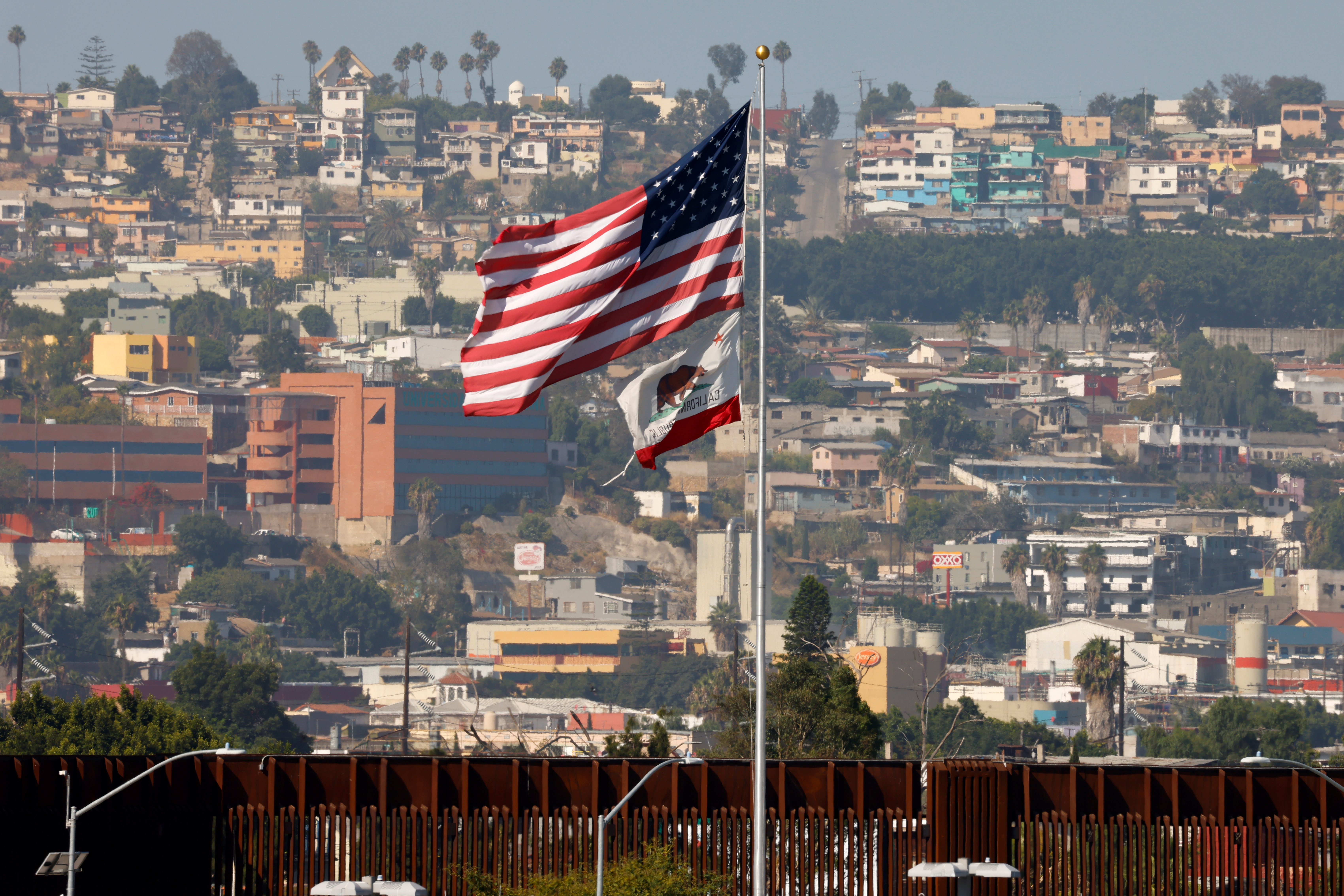 Fronteras de EEUU con Canadá y México cerradas a viajes no esenciales hasta #21Nov