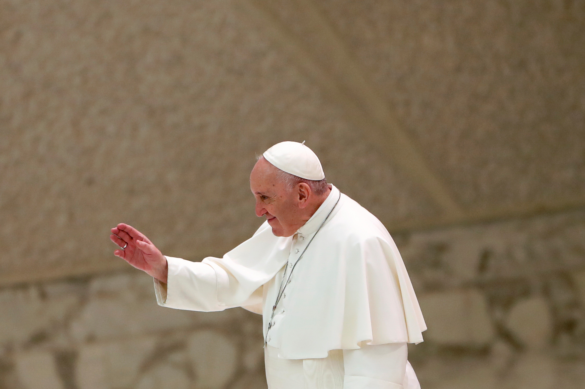 El Papa Francisco dice que hay que obedecer a la “señora” Covid-19, pero aparece en público sin mascarilla
