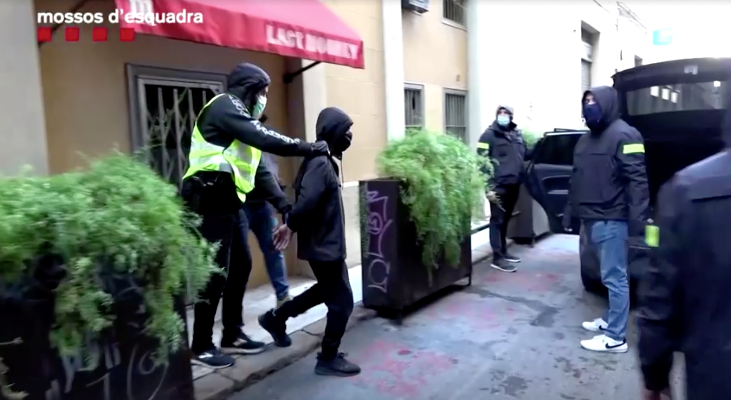 Policía detiene a un hombre en Barcelona por justificar la decapitación del profesor francés (VIDEO)