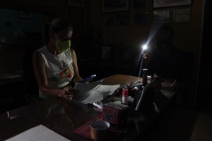 Familias del interior de Venezuela viven sin electricidad por falta de transformadores