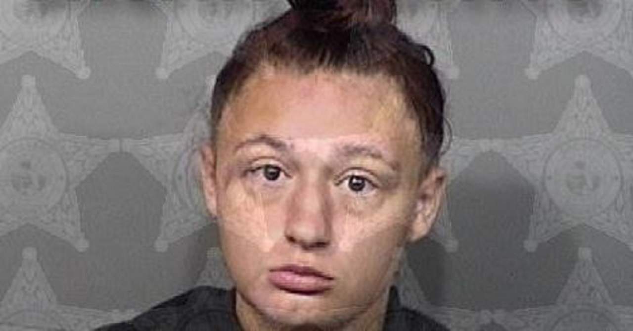 Joven de 19 años acusada de apuñalar y matar a su madre en el condado de Brevard