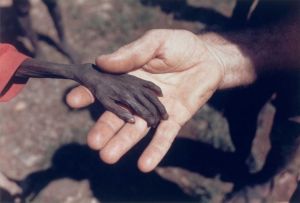 Fotos Históricas presenta: Un niño hambriento y un misionero en Uganda