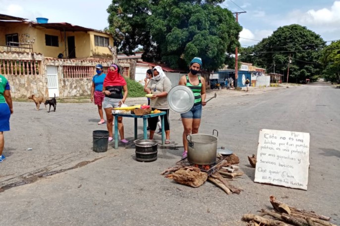 Vecinos del sector Las Huertas en Nueva Esparta protestan en medio de la calle cocinando con leña #2Oct (FOTO)(VIDEO)