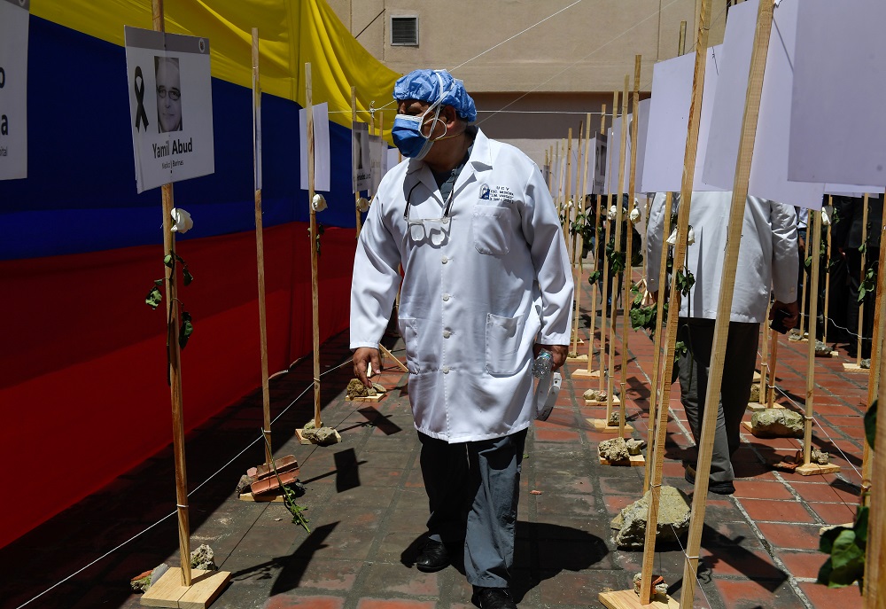 Interim president Guaidó pays bonus to health workers in Venezuela